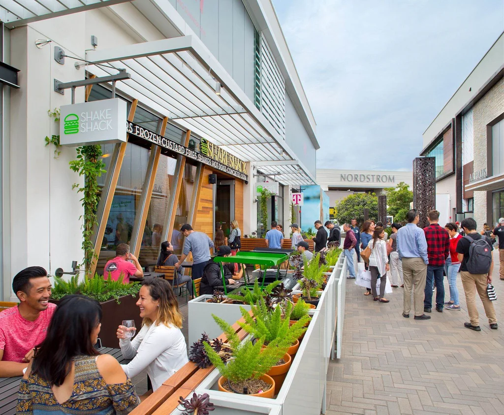 Nearby Dining & Retail