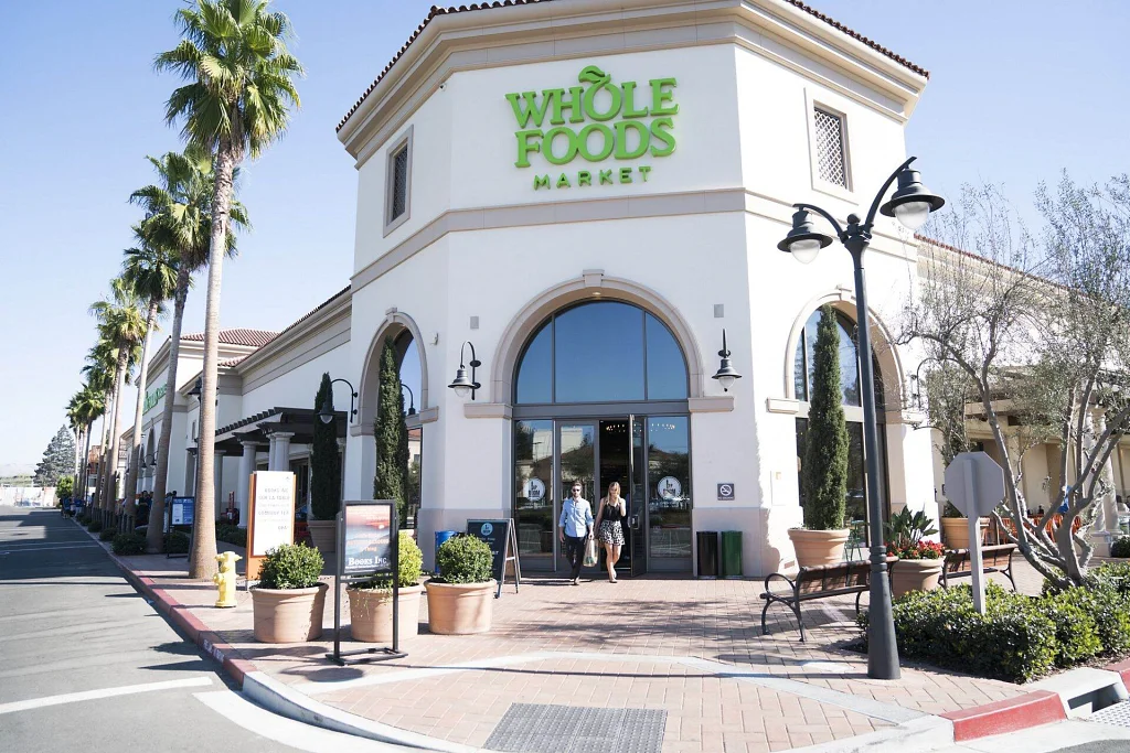 Nearby Dining & Retail